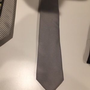 5/$35 Penguin Lt Grey / Silver skinny tie